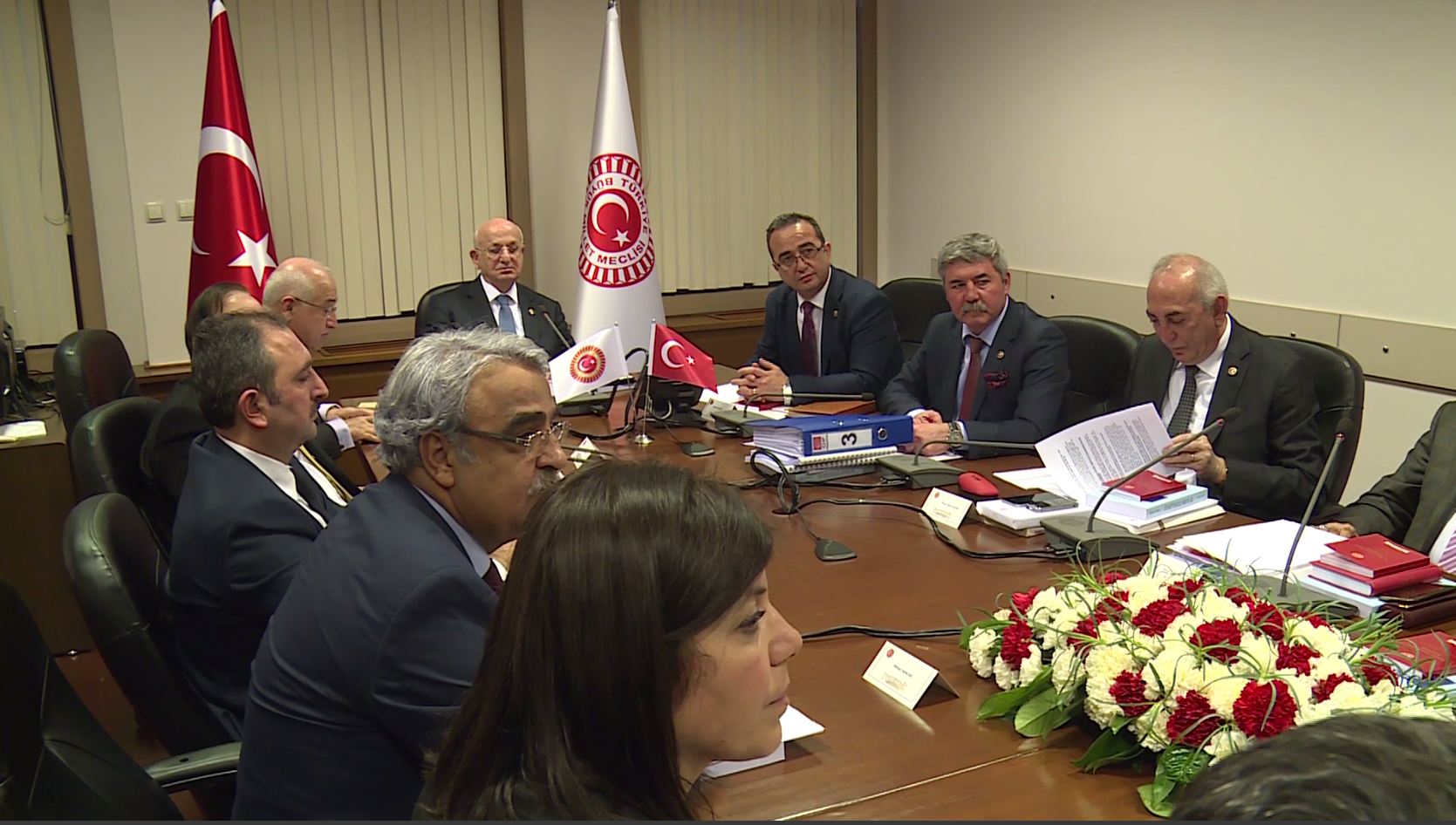 Her diçe nîqaşên li ser Destûra Nû germtir dibin